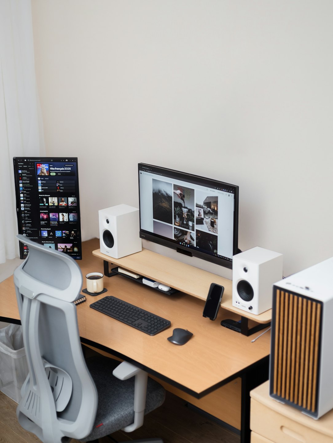 Ein aufgeräumter Schreibtisch im Homeoffice mit zwei Monitoren und moderner Computerausstattung.